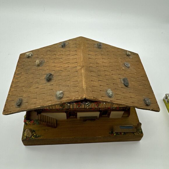 VTG Cuendet SWITZERLAND MUSICAL BOX SHALET “Love Story 7.25"x4.75"‎ WOOD - Picture 9 of 14